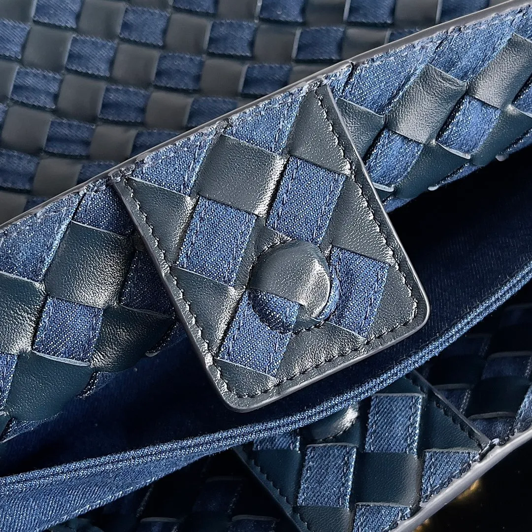 Batch 2260 BOTTEGA VENETA's new ANDIAMO handbag. This denim woven bag perfectly interweaves retro and trendy! Each strand of hand-woven denim carries ingenuity, and the color-blocking design breaks away from the norm. Not only is the capacity impressive, it also adds fun and cuteness, making it easy to hold various styles. Exquisite metal accessories shine on the ruggedness of denim, coexisting toughness and femininity. Denim has its own youthful and energetic attributes, giving people a retro, classic and relaxed and free feeling. During the weaving process of this bag, the denim is hand-woven into the leather through small gaps. The skills are quite exquisite! Not to mention the capacity, it can accommodate an umbrella and a water cup! Style number: 743572 Size: 32*24*12cm